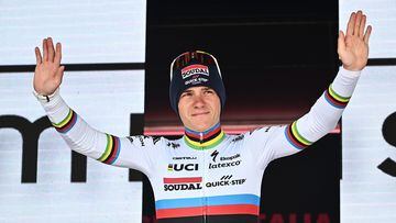 El ciclista belga Remco Evenepoel posa en el podio tras una etapa del Giro de Italia.