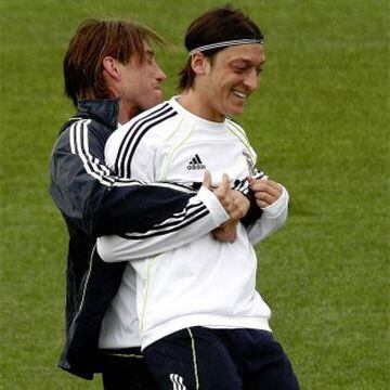 Mesut Ozil y Sergio Ramos. 