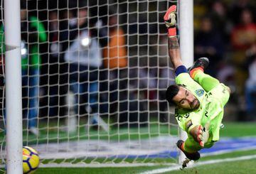 n this file photo taken on January 28, 2018 Sporting's Portuguese goalkeeper Rui Patricio tries to stop a penalty shot during the Portuguese Cup final football match between Vitoria FC and Sporting CP at the Municipal stadium of Braga.