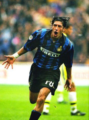 Muchos recuerdan el paso de Iván Zamorano por Inter de Milán. Y cómo no. Bam Bam anotó 37 goles en los cuatro años que jugó allí y ganó la Copa UEFA de 1998.