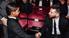 Cristiano Ronaldo Junior saludando a Lionel Messi.