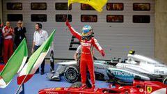 Fernando Alonso celebra su triunfo incontestable en el GP de China.