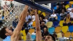 El alero del Gran Canaria Nico Brussino (d) entra a canasta ante Ethan Happ, del Río Breogán, durante el partido de la Liga Endesa de baloncesto que Gran Canaria y Río Breogán disputan este sábado en el Gran Canaria Arena de Las Palmas.