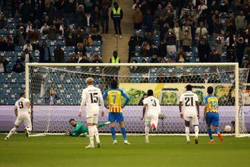 0-1. Karim Benzema engaña a Giorgi Mamardashvili, lanza a la izquierda del portero del Valencia, para anotar el primer tanto.