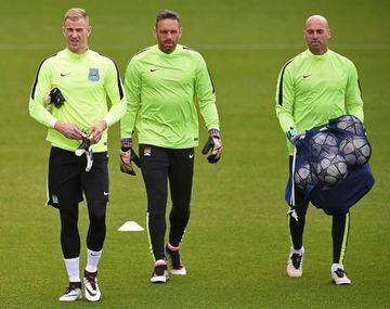 Joe Hart (L) and Willy Caballero (R) at a team training session.