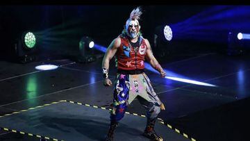 Psycho Clown hace su entrada al ring en una funci&oacute;n