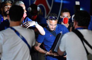 Paris Saint-Germain's Brazilian forward Neymar (C) celebrates with teammates upon their arrival at the PSG team hotel in Lisbon on August 18, 2020 after the Champions league semi-final foorball match between RB Leipzig and Paris Saint Germain. (Photo by FRANCK FIFE / AFP)