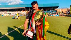 El español Albert Samsó celebrando el título de Copa conseguido con el Aigle Noir de Burundi.