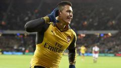 HM001. London (United Kingdom), 03/12/2016.- Arsenal&#039;s Alexis Sanchez celebrates after scoring the 2-0 lead during the English Premier League soccer match between West Ham United and Arsenal FC in London, Britain, 03 December 2016. (Londres) EFE/EPA/HANNAH MCKAY EDITORIAL USE ONLY. No use with unauthorized audio, video, data, fixture lists, club/league logos or &#039;live&#039; services. Online in-match use limited to 75 images, no video emulation. No use in betting, games or single club/league/player publications.