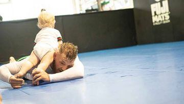 Conor McGregor comparte en Instagram el particular combate que tuvo frente a su hijo.