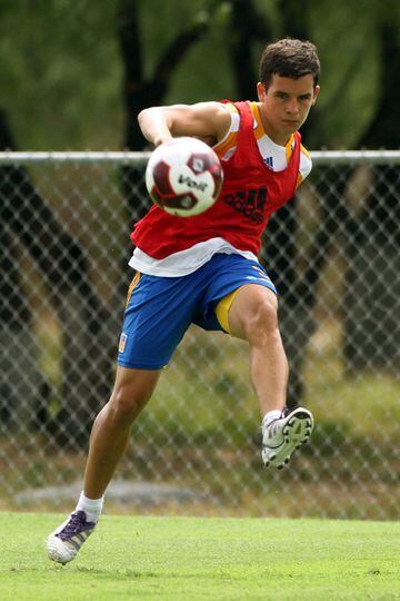 Luego de un primer año con Querétaro, Borelli llegó a los Tigres para reforzar al equipo en 2011. Su talento y nacionalidad argentina lo ponían como un jugador a seguir, pero no consiguió afianzarse a la titularidad y se marchó después de un año a los Correcaminos de la UAT.  