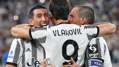 Turin (Italy), 15/08/2022.- Juventus'Äô Dusan Vlahovic jubilates with Angel Di Maria after scoring the 2-0 goal during the Italian Serie A soccer match between Juventus FC and US Sassuolo Calcio at the Allianz Stadium in Turin, Italy, 15 August 2022. (Italia, Estados Unidos) EFE/EPA/ALESSANDRO DI MARCO
