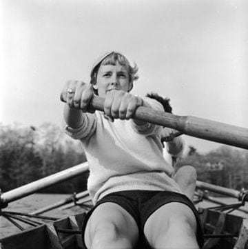 Al igual que el voley el remo ya era practicado por las mujeres desde mucho antes de su inclusión en los JJOO de 1976 en Montreal. La imagen, de 1950 lo confirma con una integrante de las "Wellesley Rowing Crew".