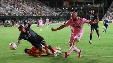 FORT LAUDERDALE, FLORIDA - JULY 30: Inter Miami Gonzalo Higuain scores a goal against FC Cincinnati Roman Celentano at DRV PNK Stadium on July 30, 2022 in Fort Lauderdale, Florida.   Lauren Sopourn/Getty Images/AFP
== FOR NEWSPAPERS, INTERNET, TELCOS & TELEVISION USE ONLY ==