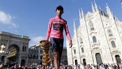 Egan Bernal, con el trofeo Senza Fine de ganador del Giro de Italia.