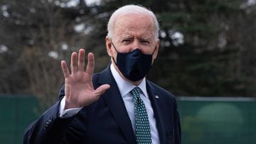 US President Joe Biden gestures as he walks off Marine One upon his arrival at the White House in Washington, DC, on March 17, 2021. (Photo by JIM WATSON / AFP)