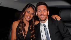 Lionel Messi y Antonella Roccuzzo posando muy sonrientes en un coche.