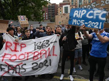 Los seguidores del Chelsea protestan contra la recién propuesta Superliga europea antes del partido de la Premier League entre Chelsea y Brighton & Hove Albion en Stamford Bridge.