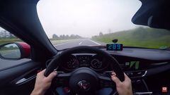 El Alfa Romeo Giulia Quadrifoglio circulando a 300km/h por una autopista de Alemania.