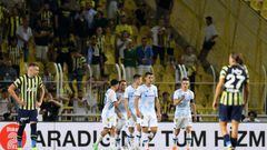 Jugadores del Dinamo de Kiev celebran un gol contra el Fenerbahçe en el partido de vuelta de la segunda ronda de clasificación de la Champions League.