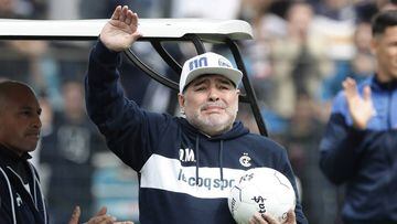 Argentine former football star and new coach of Gimnasia y Esgrima La Plata Diego Armando Maradona waves upon arrival for his first training session at El Bosque stadium, in La Plata, Buenos Aires province, Argentina, on September 8, 2019. (Photo by ALEJA