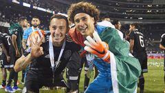 Andr&eacute;s Guardado y Guillermo Ochoa festejando la Copa Oro.