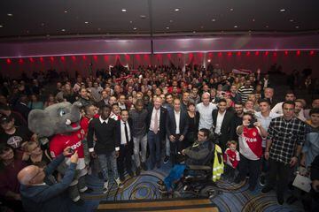 La foto final del evento, entre los seis jugadores de Mónaco, el técnico, el presidente y los 550 hinchas que asistieron al evento