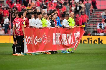 Los dos equipos posan con una pancarta contra el racismo antes del partido de LaLiga entre el Mallorca y el Valencia.