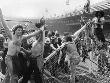 Scotland fans invade the Wembley pìtch in 1977 after beating the Auld Enemy 1-2 in the Home Internationals