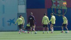 Vuelven los rondos del Barça: la pelota con Messi ya vuela