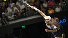 El tenista italiano Jannik Sinner saca ante Daniil Medvedev durante la final del Open de Australia 2024.