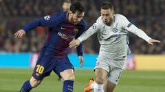 Lionel Messi disputando un bal&oacute;n con Hazard.