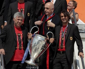 Carlo Ancelotti, el vicepresidente del Milan Adriano Galliani, y el capitán Paolo Maldini muestran la Champions tras llegar al aeropuerto de Malpensa, en Milán, el 24 de mayo de 2007 después de ganar el título de la Liga de Campeones contra el Liverpool e