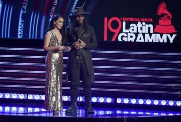 Beatriz Luengo y Draco durante la 19º ceremonia anual de los Premios Grammy Latinos en el MGM Grand Garden Arena en Las Vegas.