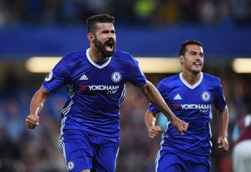Diego Costa celebra el gol del trinufo del Chelsea con Pedro en segundo plano.