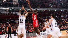 Piraeus (Greece), 20/01/2023.- Olympiacos' player Mustapha Fall (2nd-L) fights for the ball with Real Madrid's player Vincent Poirier (L) during the Euroleague basketball match between Olympiacos Piraeus and Real Madrid, in Piraeus, Greece 20 January 2023. (Baloncesto, Euroliga, Grecia, Pireo) EFE/EPA/GEORGIA PANAGOPOULOU
