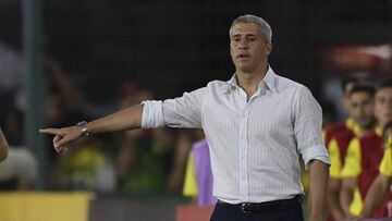 Argentina's Defensa y Justicia coach Hernan Crespo gestures during the Copa Libertadores football match against Brazil's Santos at Norberto Tomaghello stadium, in Buenos Aires, on March 3, 2020. (Photo by JUAN MABROMATA / AFP)