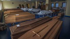 Bergamo (Italy), 19/03/2020.- Workers stand next to coffins and remains of the coronavirus victims, in Bergamo, Italy, 18 March 2020. Italy is under lockdown in an attempt to stop the wide spread of Coronavirus. Italy now has more than 30,000 coronavirus 