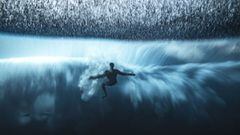 Un surfista sufriendo un wipeout en la ola de Teahupoo (Tahit&iacute;, Polinesia Francesa).