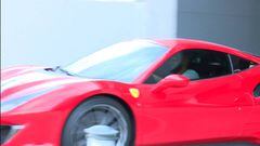 Carrasco llegó al Wanda con un espectacular Ferrari