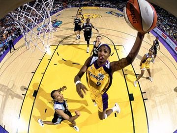 Fue una de las jugadoras fundadoras de la WNBA, sin embargo, también se le recuerda por ser la primera jugadora que voló en la liga, y es que realizó la primera volcada en la historia el 30 de julio del 2002.