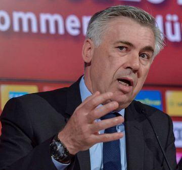 German first division Bundesliga club Bayern Munich's new head coach Carlo Ancelotti (L)