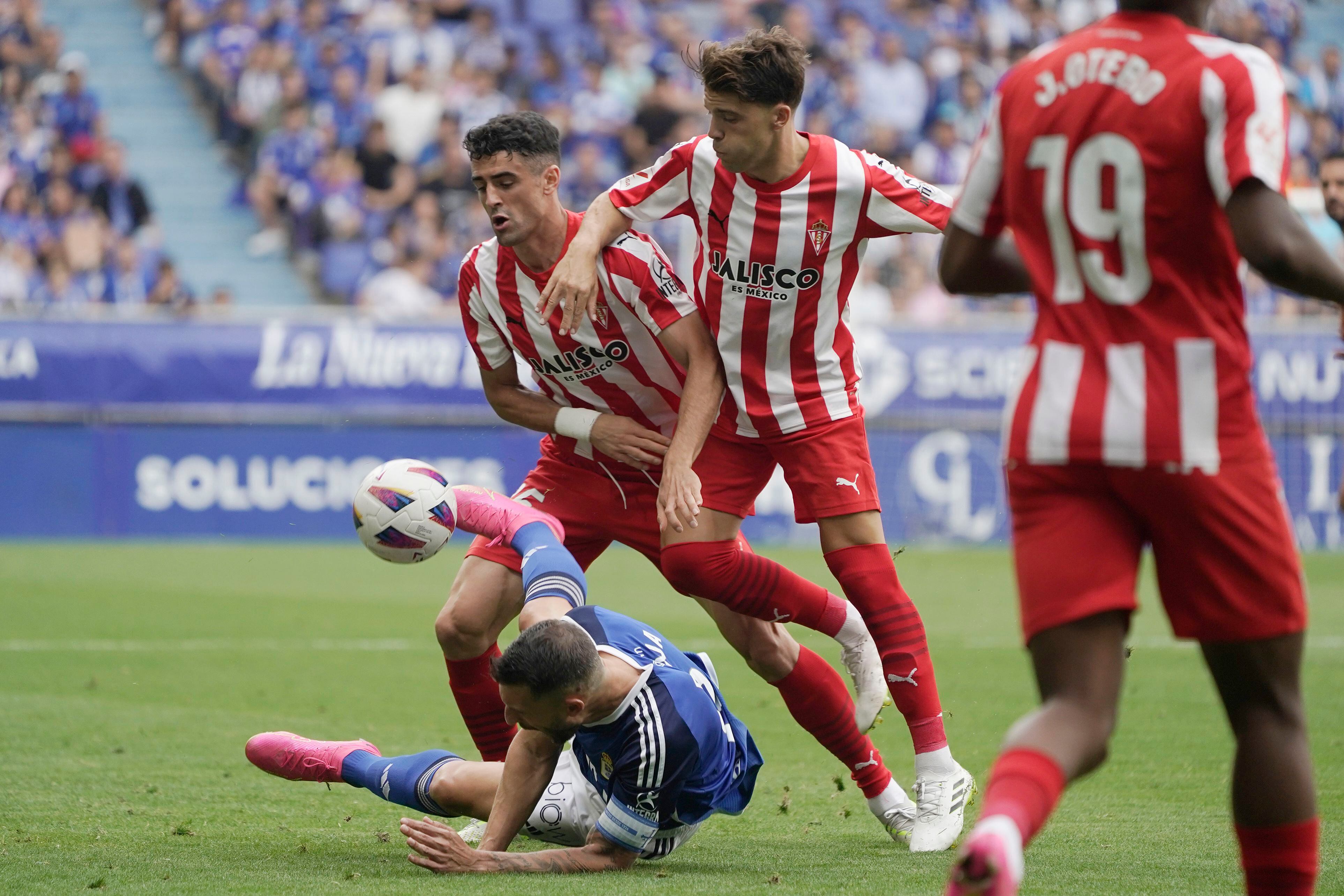 OVIEDO (ASTURIAS), 09/09/2023.- Borja Sánchez del Oviedo en el suelo ante Pascanu (c) y Nacho Méndez del Sporting este sábado, durante el partido de la quinta jornada de Segunda División, entre el Real Oviedo y el Sporting de Gijón, en Oviedo (Asturias). EFE/ Paco Paredes