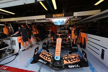 Mecánicos trabajando en el coche del piloto australiano de McLaren Daniel Ricciardo.