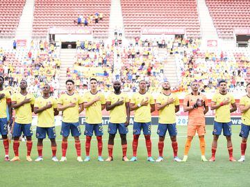 La Selección Colombia canta el himno antes de enfrentar a Arabia Saudita en el Nueva Condomina de Murcia, España.