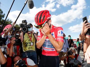 Evenepoel llorando tras cruzar la línea de meta tras superar la Sierra de Guadarrama como líder de la carrera.