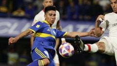 Boca Juniors' midfielder Guillermo Fernandez (L)vies for the ball with Huracan's defender Fernando Tobio and missing a chance of goal during their Argentine Professional Football League Tournament 2022 match at La Bombonera stadium in Buenos Aires, on September 19, 2022. (Photo by ALEJANDRO PAGNI / AFP)