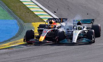 Max Verstappen y Lewis Hamilton chocan. 