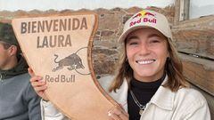 La surfista Laura Coviella posa con una quilla de madera que pone &quot;Bienvenida Laura&quot; y un logo de Red Bull tras su fichaje por la marca del toro rojo. 