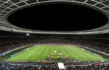 Recinto mundialista en Sudáfrica 2010, fue parte del 3-2 de Holanda a Uruguay en aquella Copa del Mundo. 55 mil aficionados los que pueden entrar.